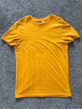 Divided Men's Short Sleeve Crew Tee in Mustard